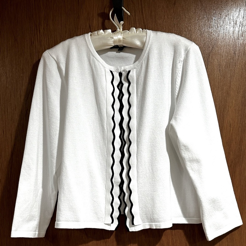 🛍️ - 3/4 sleeve cardigan. Sz L. Hits right below the waist.